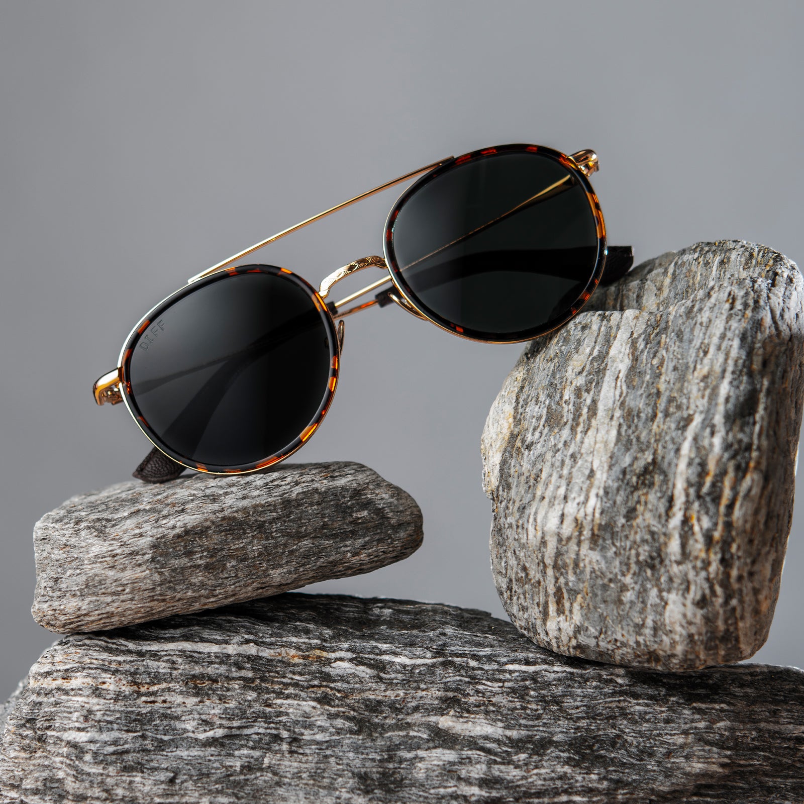 BOBA FETTâ„¢ - MANDALORIAN GOLD + BOUNTY HUNTER GREEN POLARIZED SUNGLASSES - Image 5