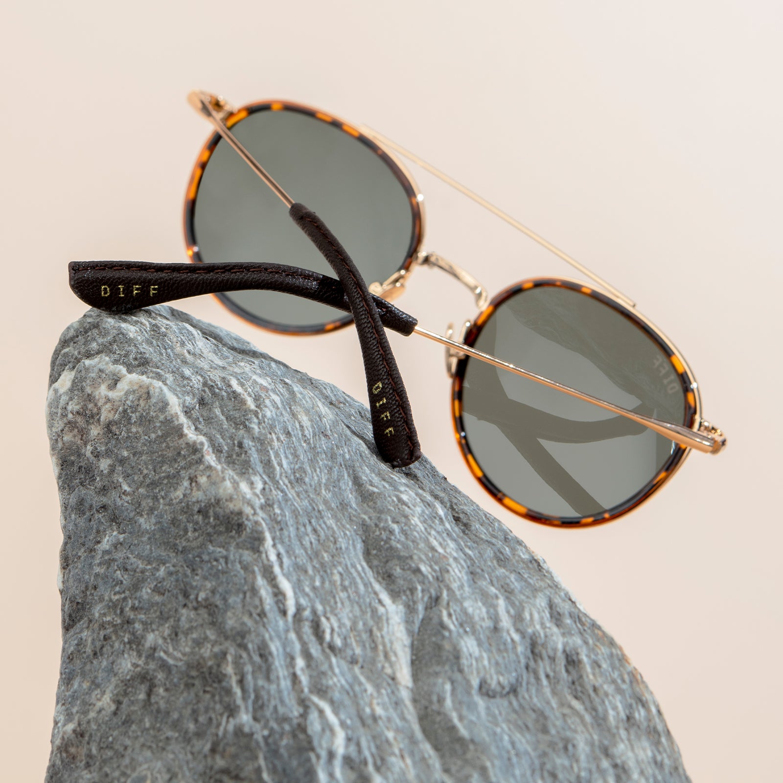BOBA FETTâ„¢ - MANDALORIAN GOLD + BOUNTY HUNTER GREEN POLARIZED SUNGLASSES - Image 8