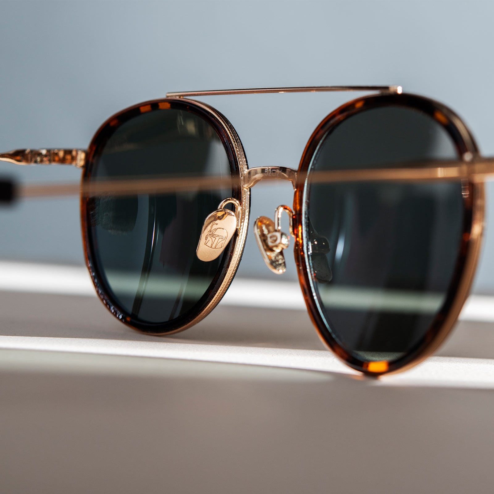 BOBA FETTâ„¢ - MANDALORIAN GOLD + BOUNTY HUNTER GREEN POLARIZED SUNGLASSES - Image 10