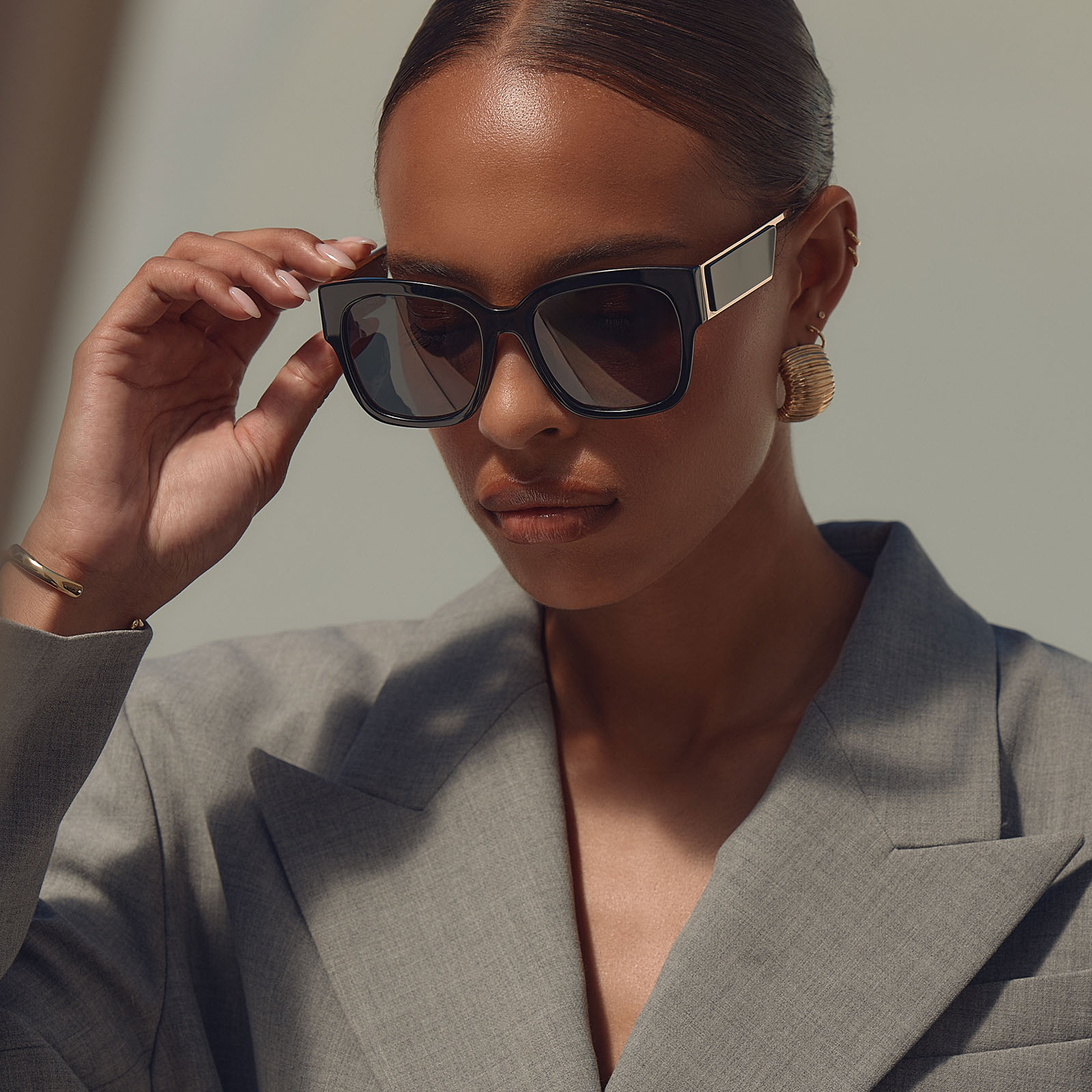 ISABELLA - BLACK + GREY POLARIZED SUNGLASSES - Image 6