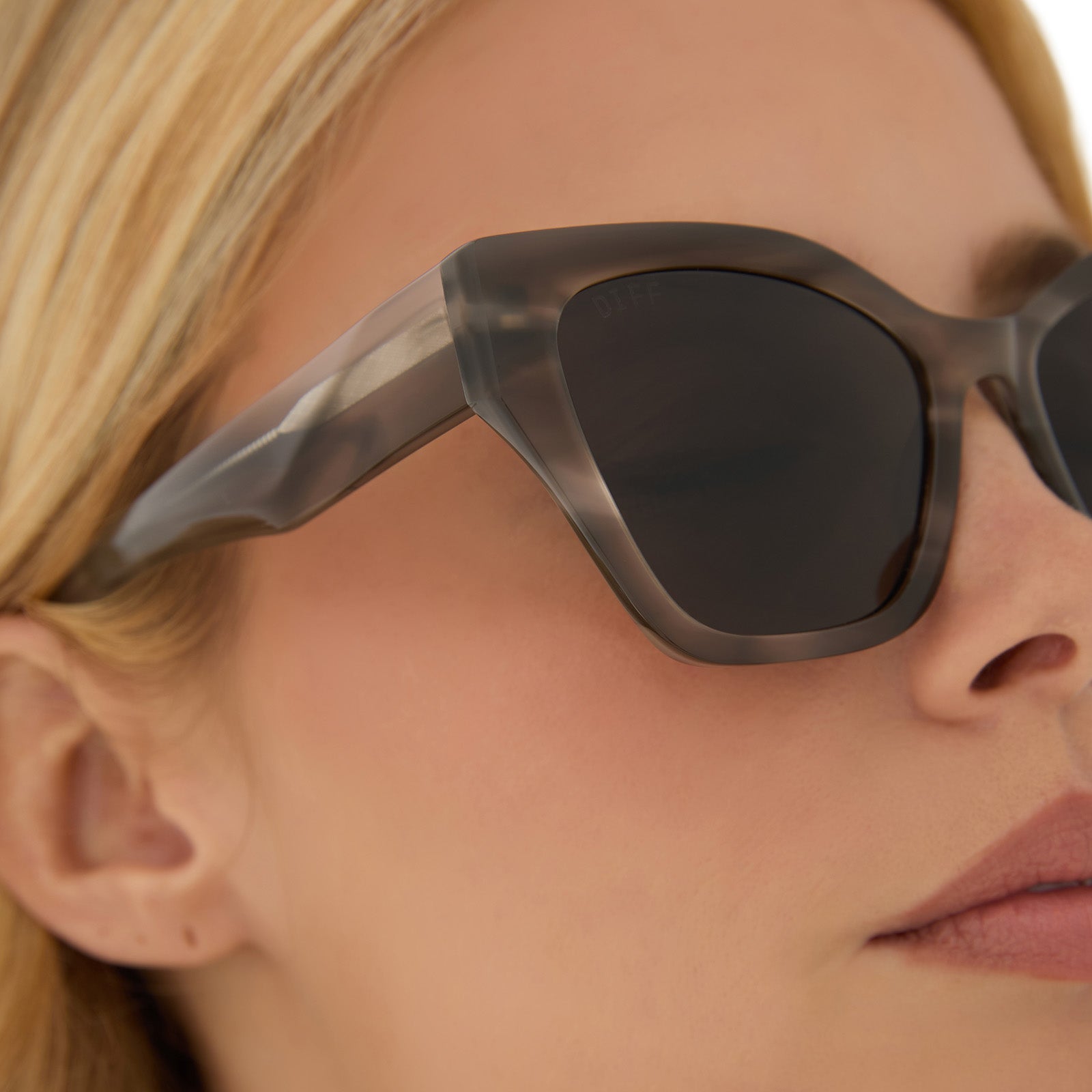 EVIE - SMOKE MARBLE + GREY GRADIENT SUNGLASSES - Image 6